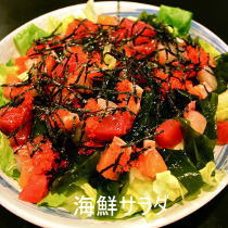 人気メニューの海鮮サラダ